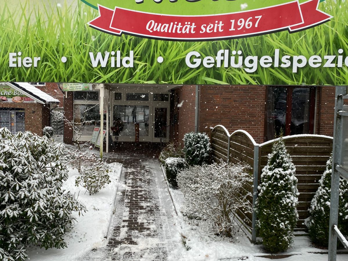 Ladenansicht im Schnee